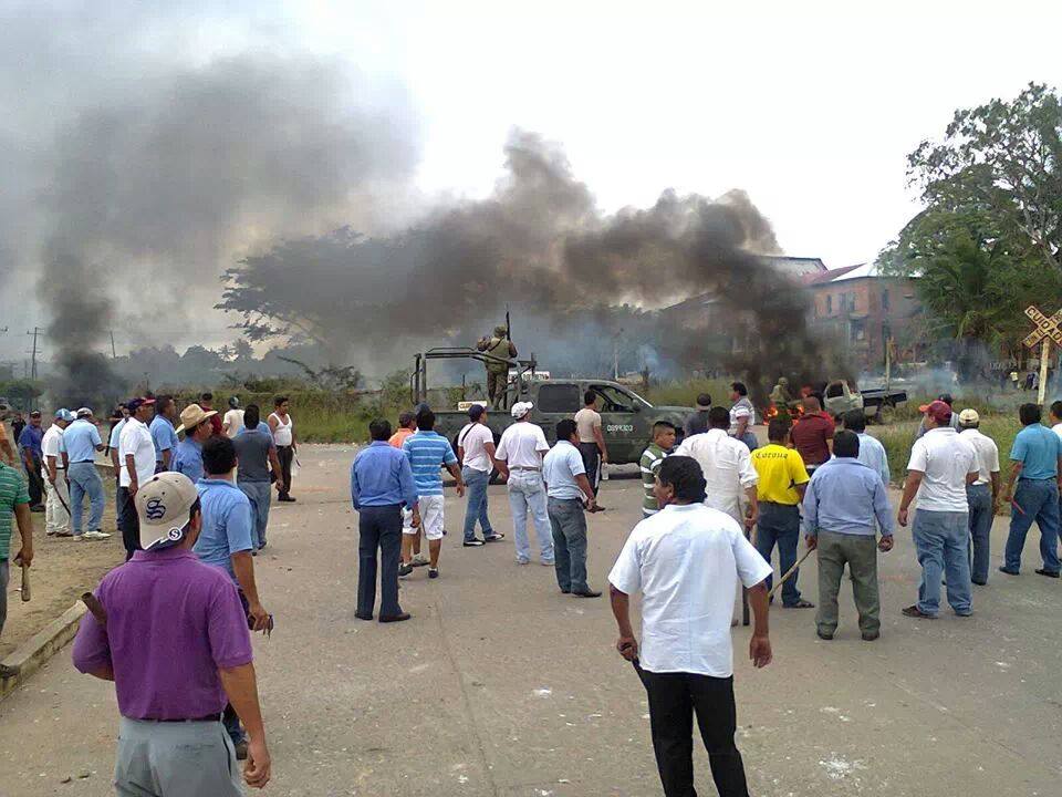 Enfrentamiento entre taxistas y mototaxistas en Matías Romero