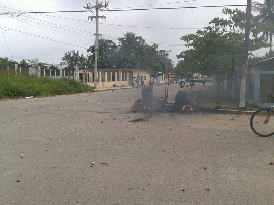 Enfrentamiento entre taxistas y mototaxistas en Matías Romero