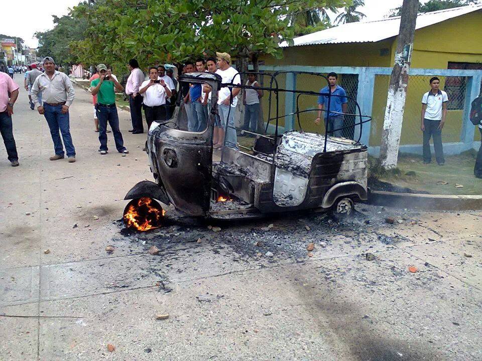 Enfrentamiento entre taxistas y mototaxistas en Matías Romero