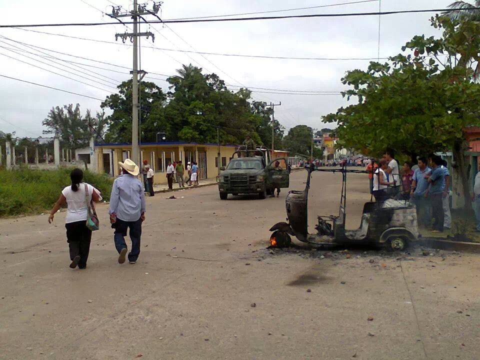 Enfrentamiento entre taxistas y mototaxistas en Matías Romero