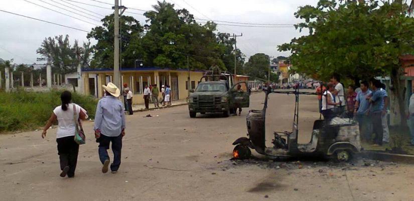Enfrentamiento entre taxistas y mototaxistas en Matías Romero