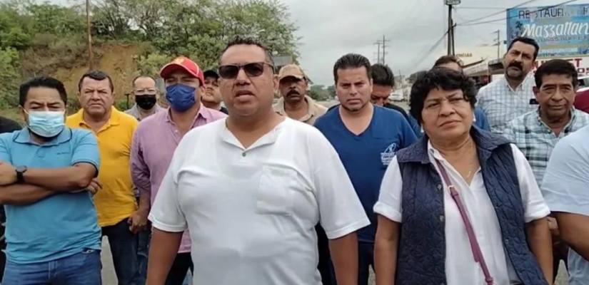Exige edil de Matías Romero al gobierno que libere carretera Transístmica, bloqueada por pobladores de Mazatlán Mixe
